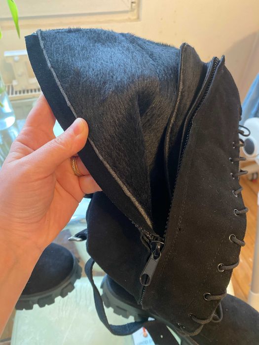 Ghete talpă inalta, negre, din piele intoarsa cu catarame 35, Noi