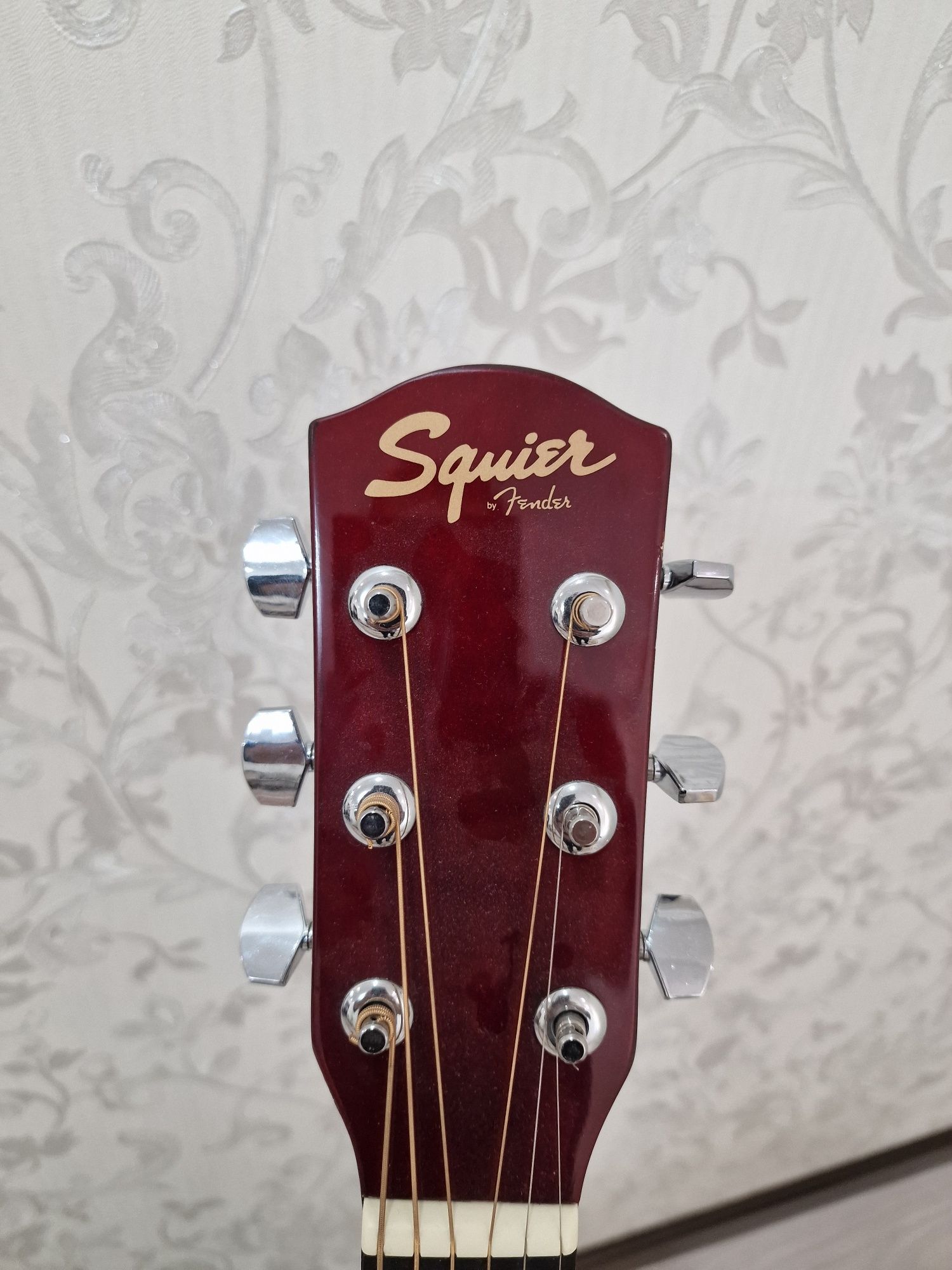 Продам акустическую гитару Squier Fender