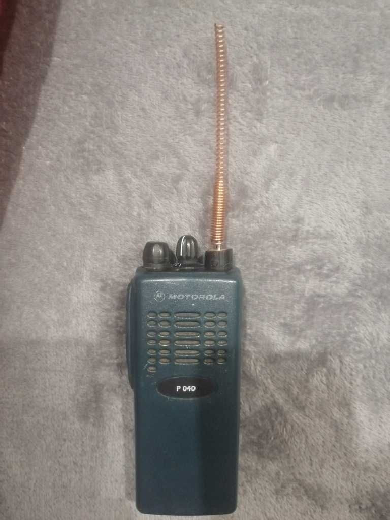 radio portabile Motorola pe baterii walkie talkie drumetie