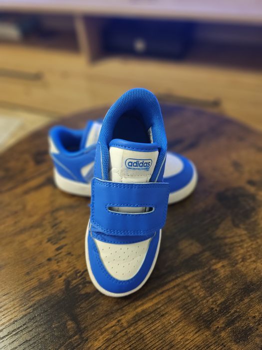 Vând adidasi pt baieti
