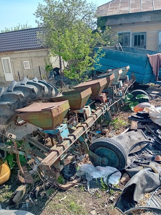 Vind Seman de paioase S.U.B 29 si SPC. 6 cu6 sau 8 sectii cu,fertiliza