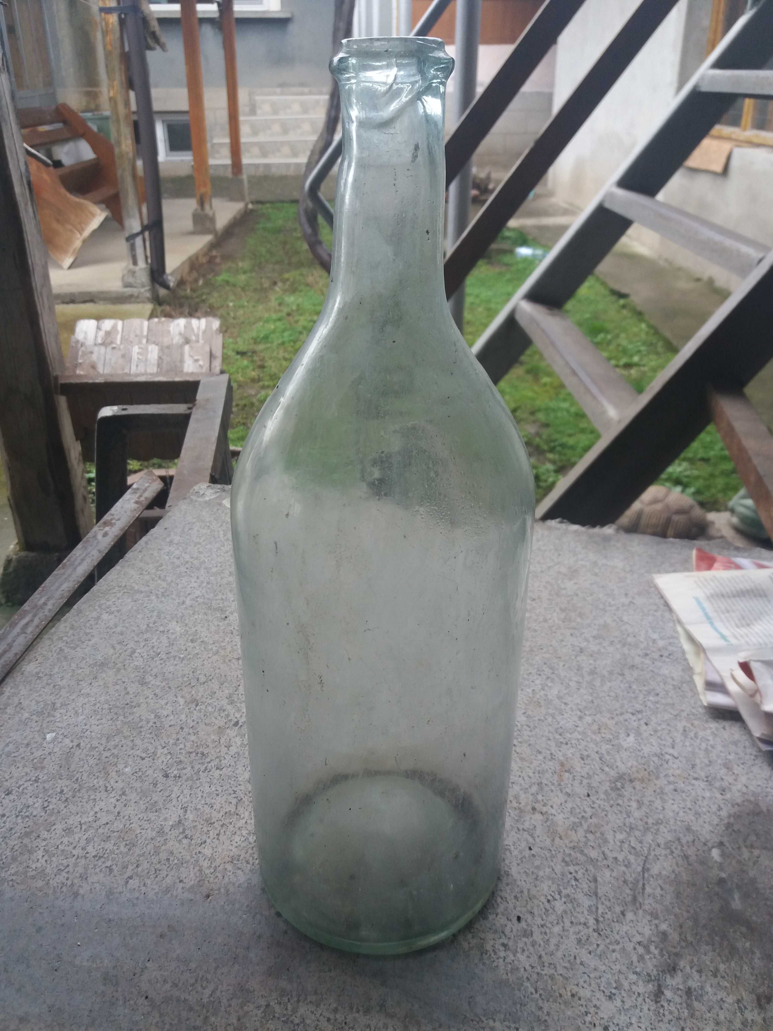 Продавам стара стъклена бутилка