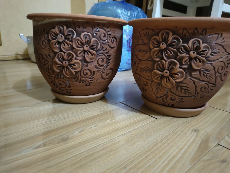 терракотовые цветочные горшки с рельефным цветочным орнаментом.
