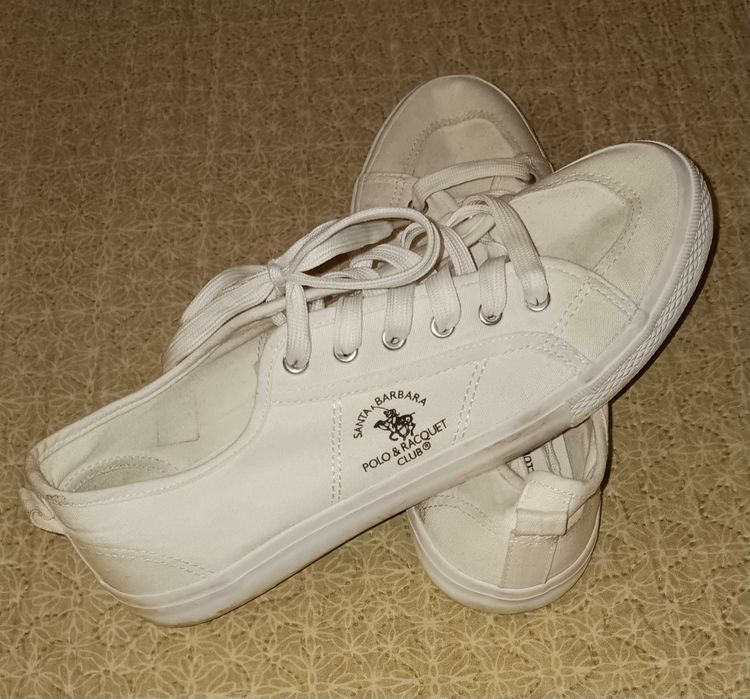 бели спортни обувки