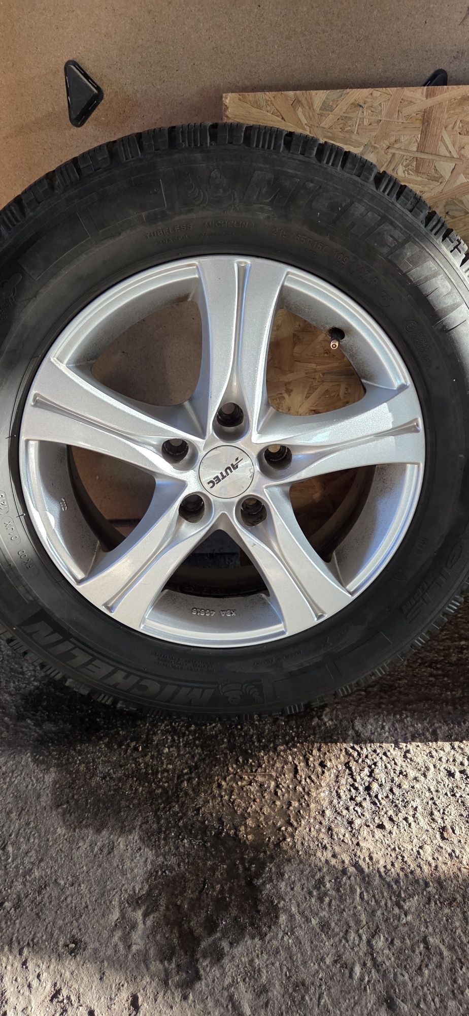 VW T5 Джанти със зимни гуми  215/65/16C 6,5J ЕТ40 5×120 ДОТ 3521