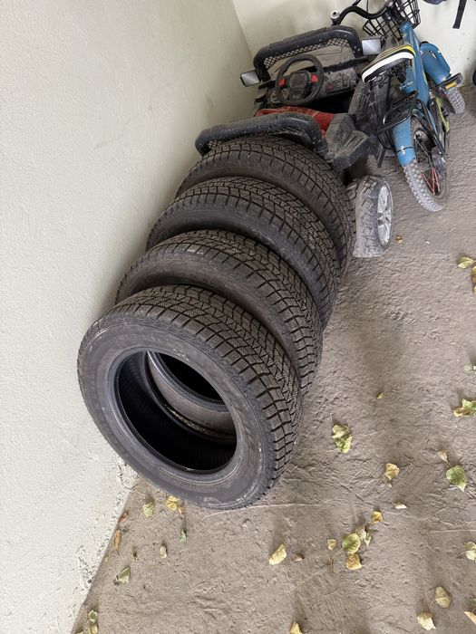 Зимние шины почти новые в отличном состоянии