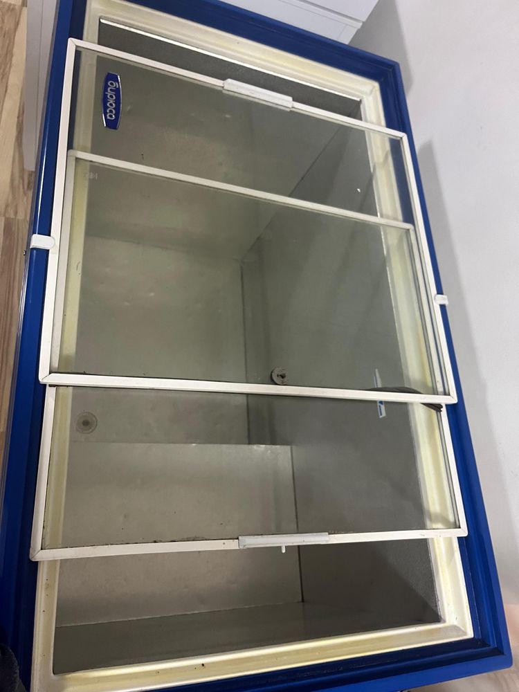 Продам ветринный морозильник