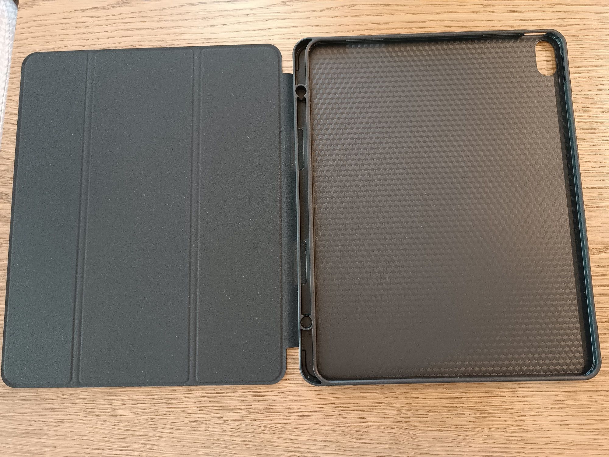 Кейс за iPad Air 13" M2- чисто нов
