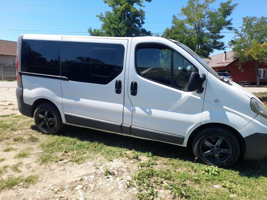 Vând Nissan Primastar Renault Trafic 2.0Diesel 9locuri recent înmatric
