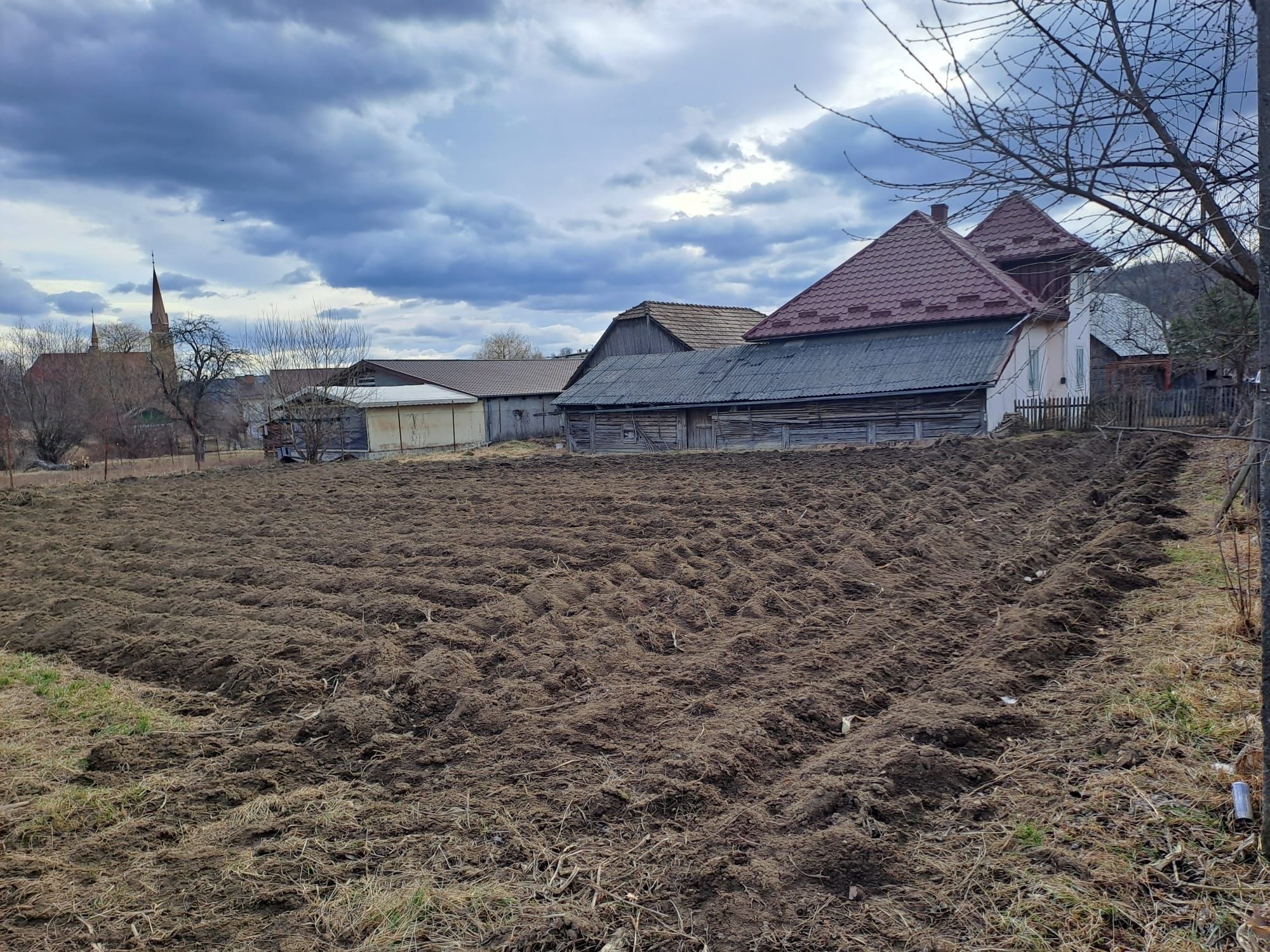 Casă + teren de vânzare