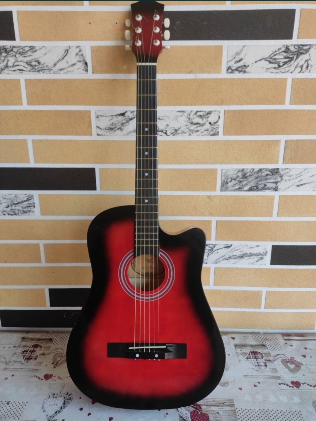 Gitara holati alo 38 razmer 600ming kelishtrib beraman