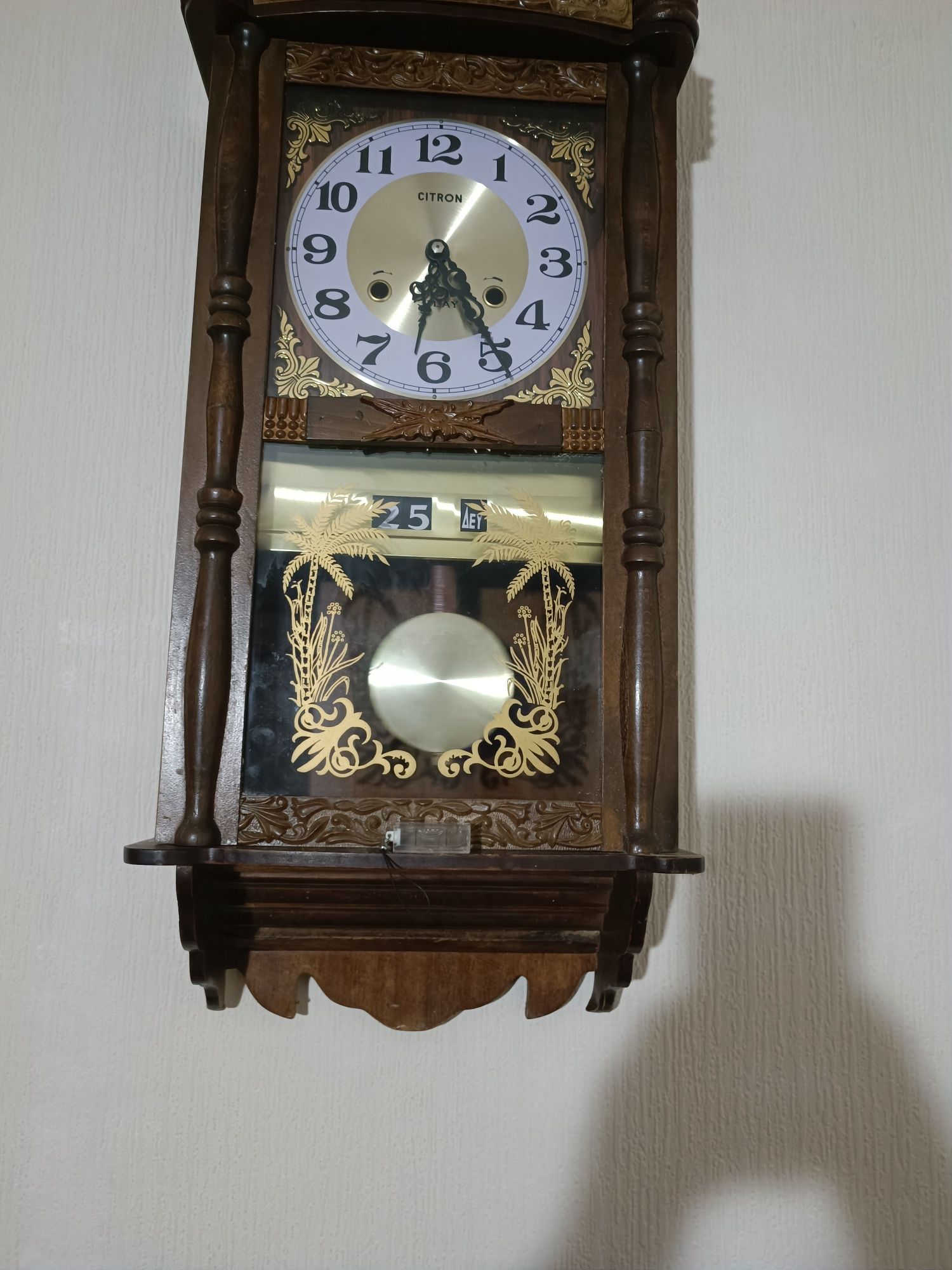 Стенен часовник с ден и дата