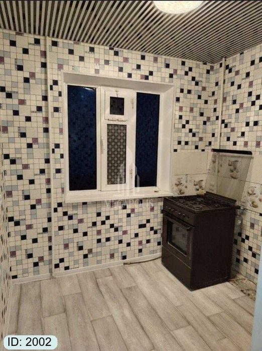 6 mikr alpomish tarafda 1 xona kvartira 120 oyga sotiladi №2002