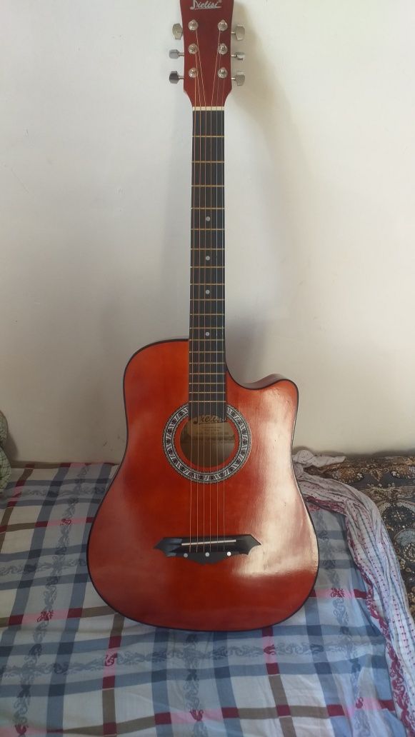 Gitara sarg'ish acustik