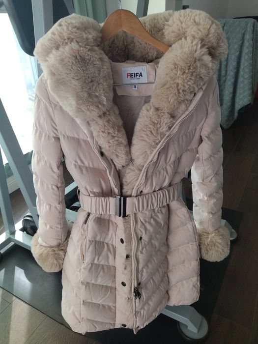 Дълго дебело зимно яке с качулка и свалящ се екологичен косъм