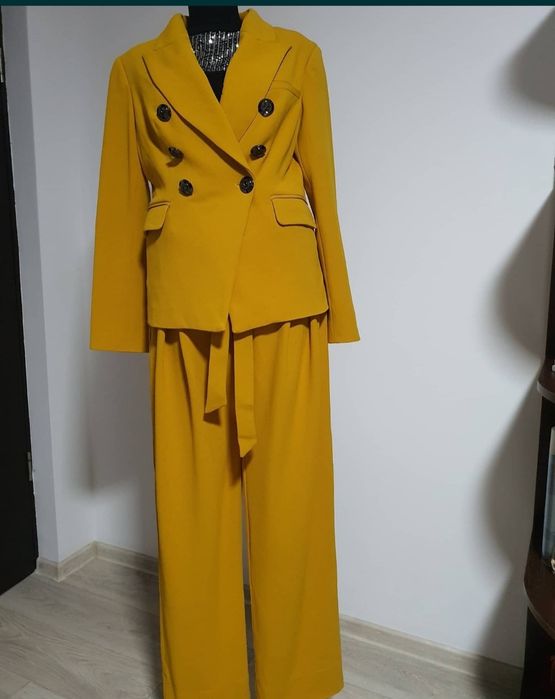 Costum de designer, model ideal pentru birou sau casual