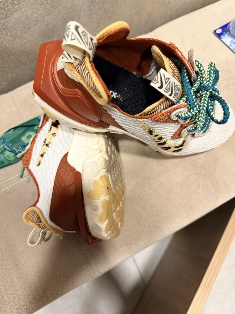 Продавач Nike React Vision