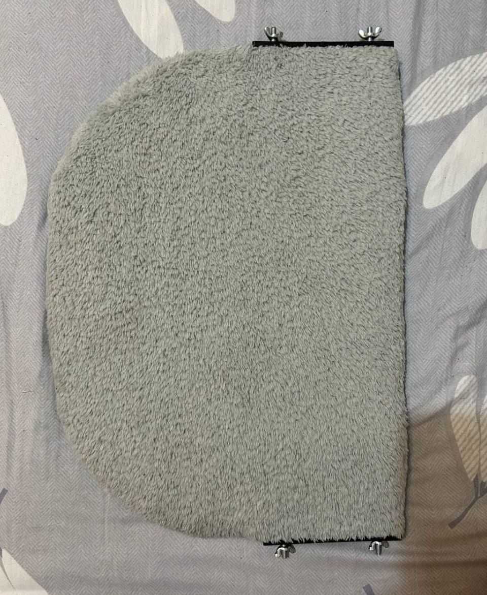 Лежанка для кошек на окно
