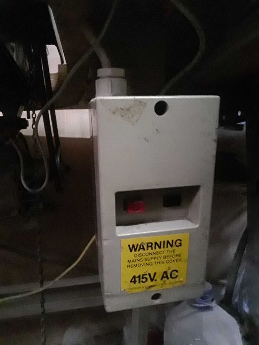 Vand masina da cusut Brother cu 5 ate, 3 ace.