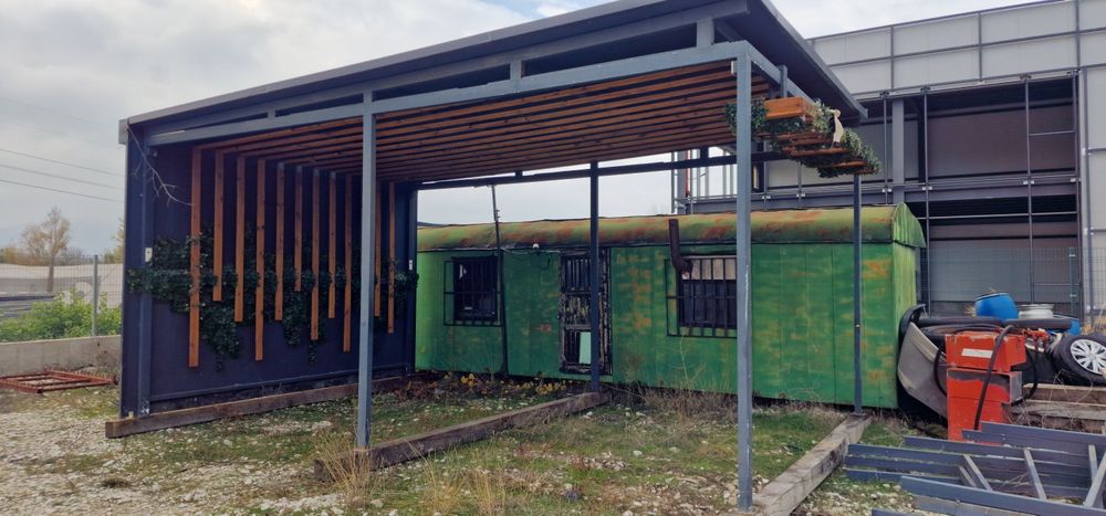 Продавам две готови метални конструкции подходящи за барбекю, навес,