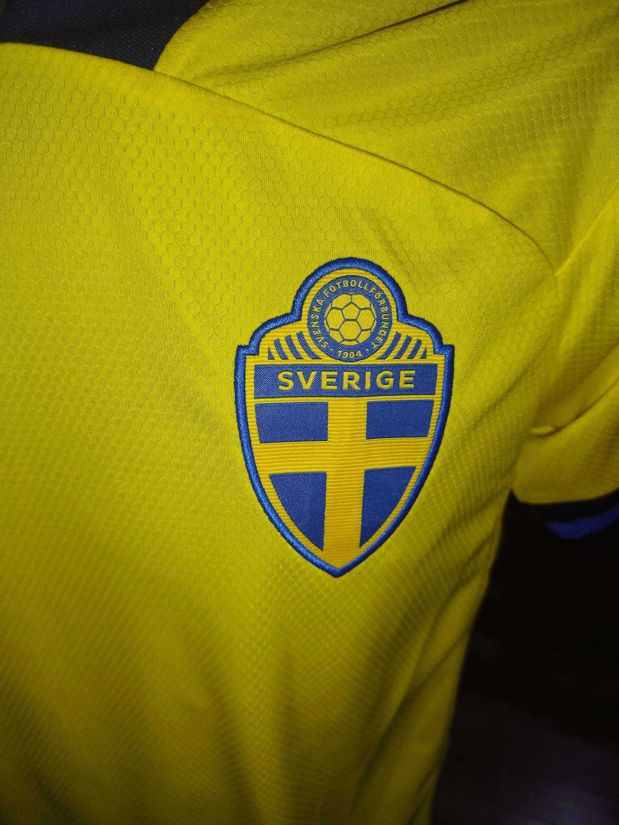tricou suedia sweden adidas aeroready marimea S NOU
