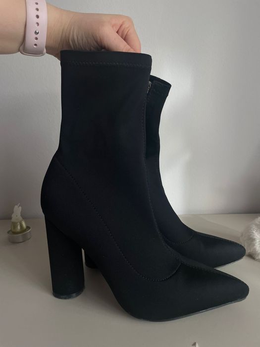 Botine cu toc mărimea 39 
preț 220