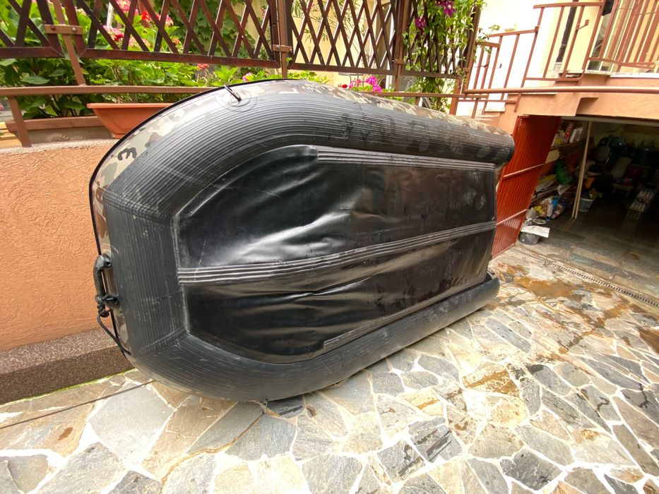 Barcă de pescuit cu motor și sonar