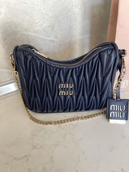 Miu Miu matelasse тъмносиня дамска чанта