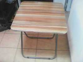 Дървена   и   згъваема  маса  50  х  70  и   два  стола