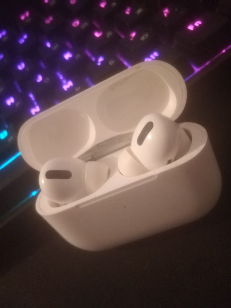 продам наушники Airpods pro