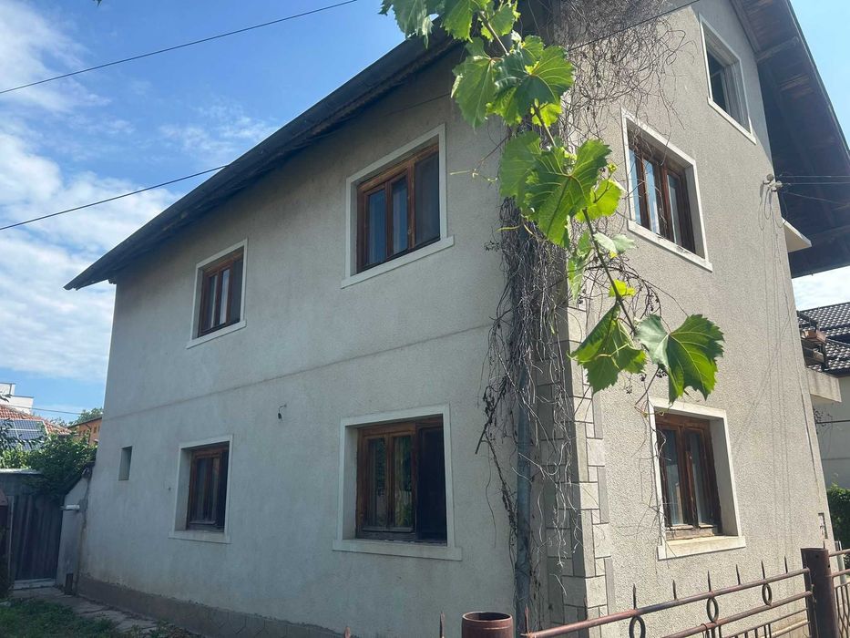Casa 5 camere, curte, gradina, pod mansardabil