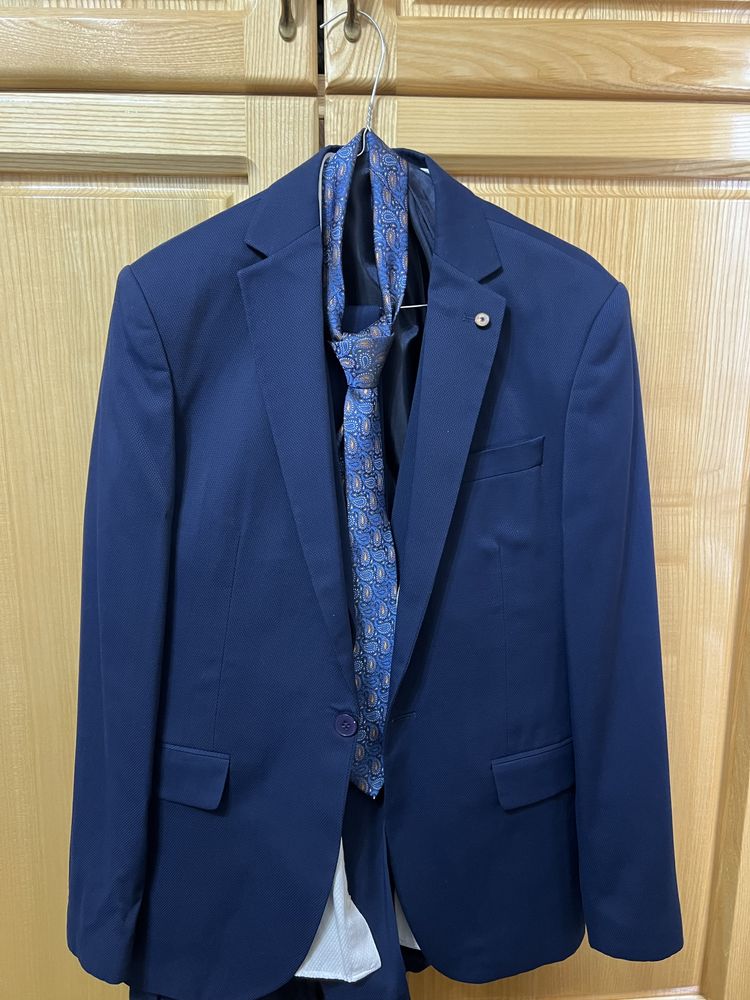 Costum albastru , marimea M, cu 3 piese + camasa + cravata