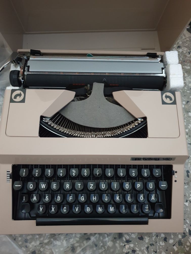 Чисто нова пишеща машина Privileg 160