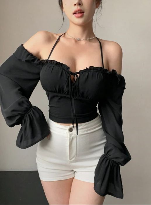 Bluza casual neagra cu volănașe fără umăr