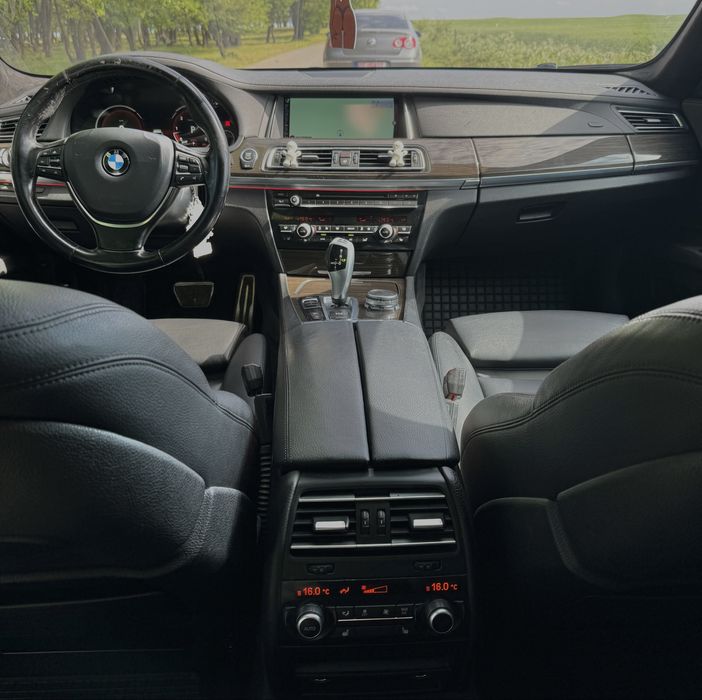 BMW 740d xDrive 2015 – Navigație, Trapa, Distronic++, Încălzite, NEGRU