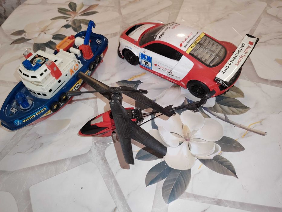 Машинка верталет и катер на пульте