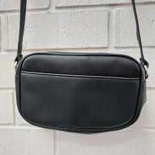 черна дамска чанта от естествена кожа без забележки