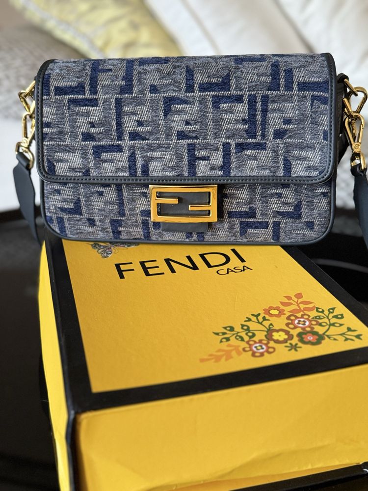 Fendi нова чанта лого деним с кутия и противопрахова брандирана торба