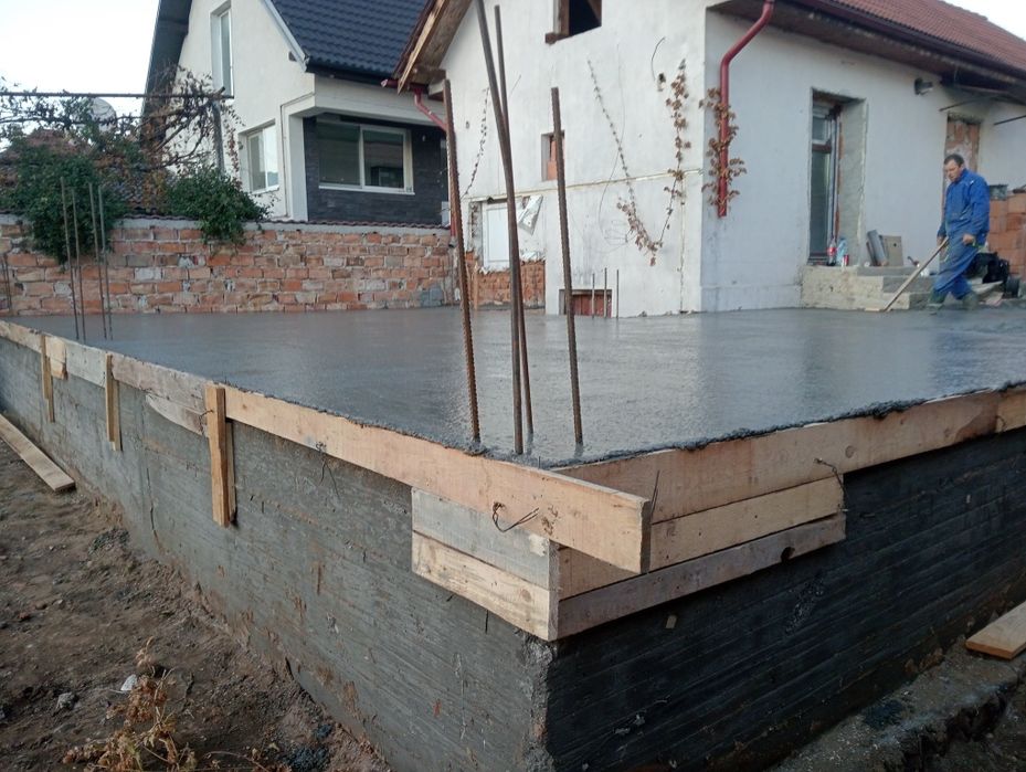 Construim case la rosu