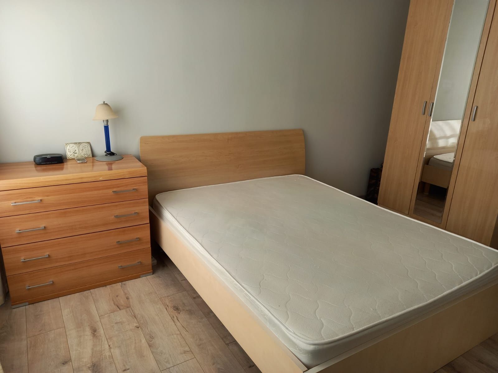 Продам шкаф, кровать с матрасом, комод