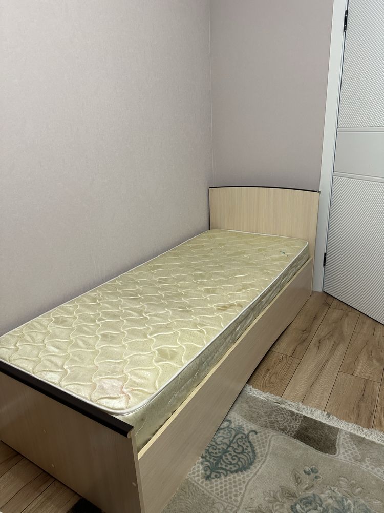 Кровать с матрасом