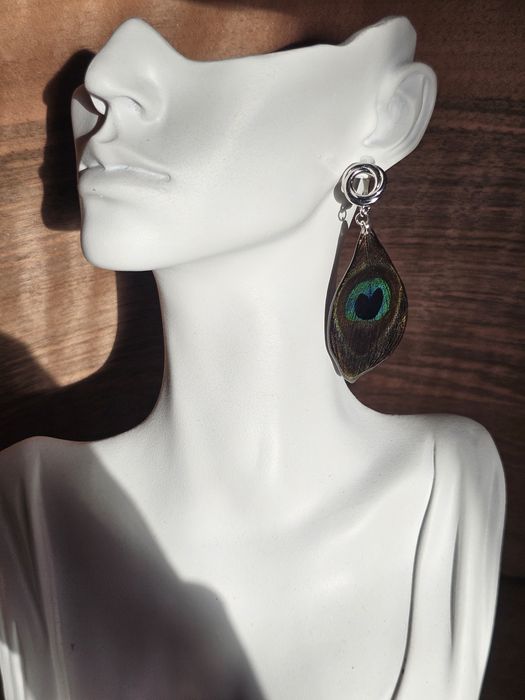 Ръчно изработени обеци с паунови пера, запечатани в епоксидна смола.