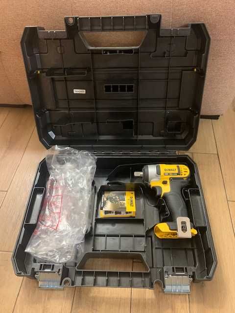 НОВ Ударен гайковерт DeWalt DCF880NT