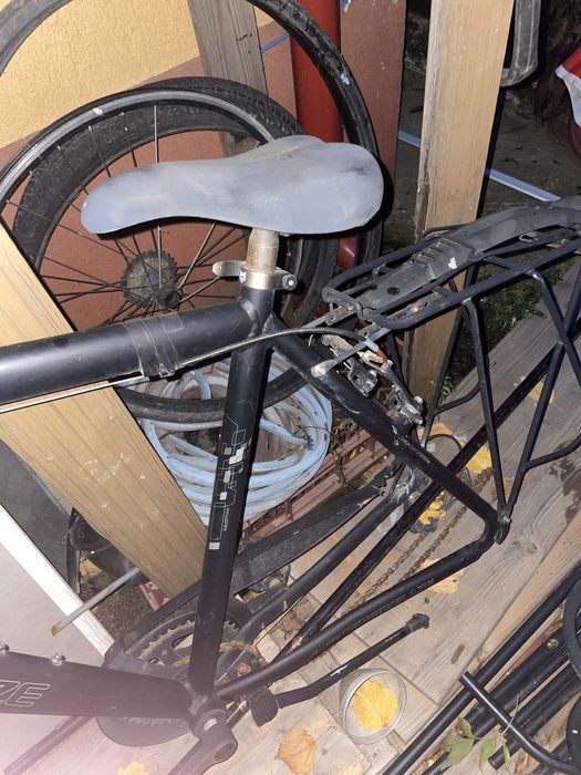 Bicicleta cu piese bune. De restaurat sau pentru piese.