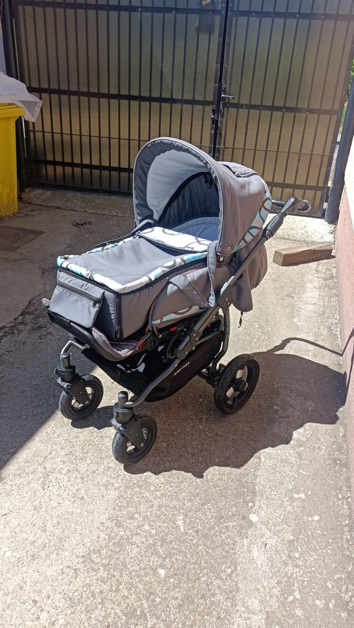 Vând cărucior bebe 2 in 1