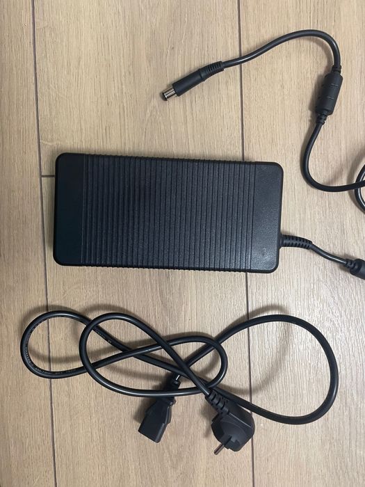 Încărcător Dell XPS M1730 230w, stare nouă