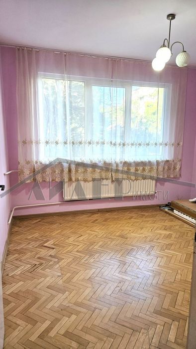 3-стаен стар монолит до хотел "Санкт Петербург"
