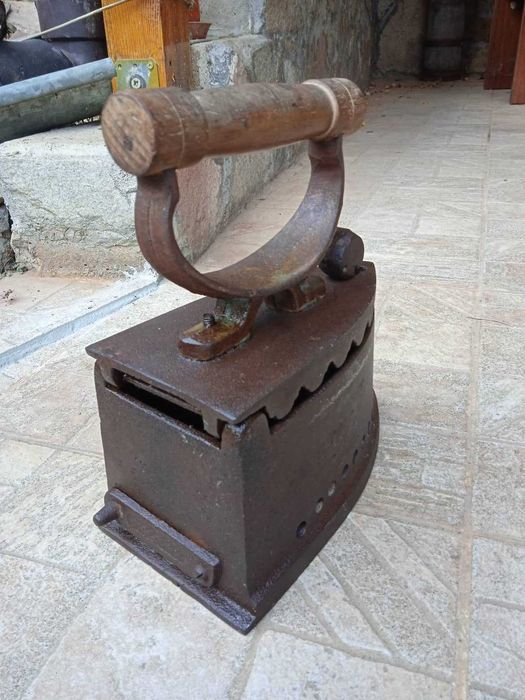 Стара ютия на въглища