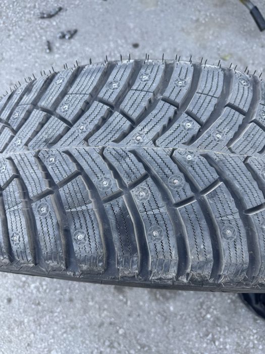 Продам новую зимнию шипованую резину 4 балонна