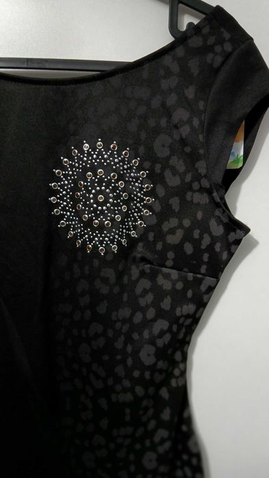 Елегантна черна рокля с принт и кристални орнаменти – Desigual, размер